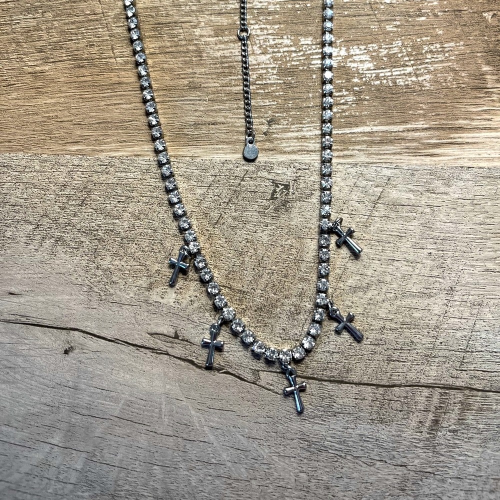 🪩Silver tone adjustable 90’s vibe rhinestone necklace.
